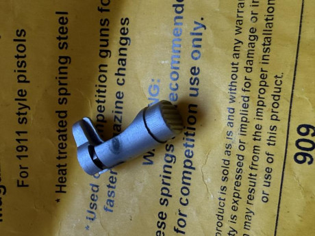 Retén de cargador para 1911 mono hilera , en acero inoxidable .Va completo con su muelle y pieza de retenida 00