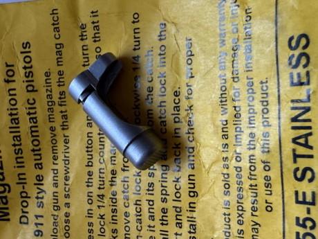 Retén de cargador en acero inoxidable para 1911 . Este modelo tiene el botón de expulsión un milímetro 00