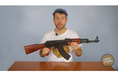 Buenas!!
Réplica del famoso fusil de asalto AK 47 con culata plegable, fabricado por la empresa española 30