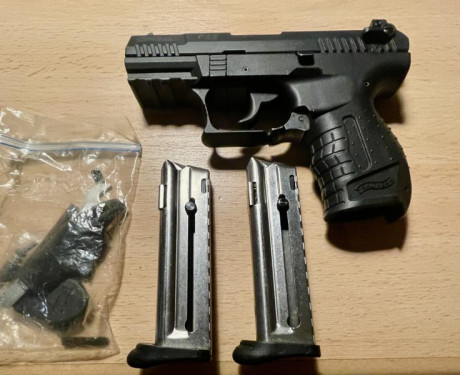 Vendo Walther P22 en perfecto estado. Prácticamente nueva. Maletín original, dos cargadores, herramientas 02