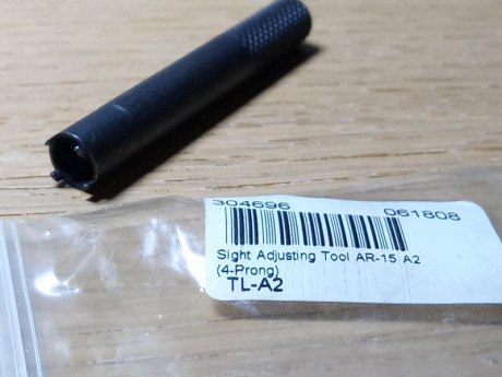Buenas noches compañeros, dispongo de dos herramientas para corregir punto y alza del AR15.

Una de ellas 00