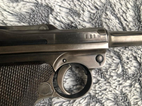 Vendo Luger P08 DWM de 1918, en buen estado y con números coincidentes. Las fotografías forman parte de 12