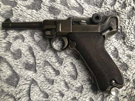 Vendo Luger P08 DWM de 1918, en buen estado y con números coincidentes. Las fotografías forman parte de 02