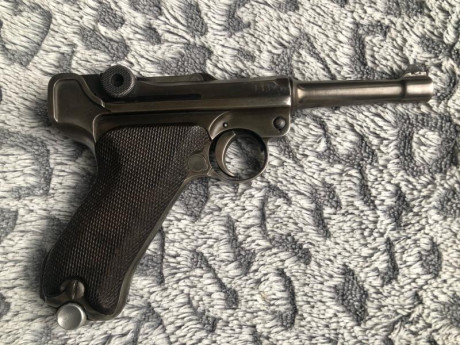 Vendo Luger P08 DWM de 1918, en buen estado y con números coincidentes. Las fotografías forman parte de 01