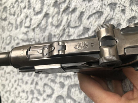 Vendo Luger P08 DWM de 1918, en buen estado y con números coincidentes. Las fotografías forman parte de 00
