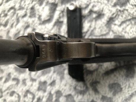 Vendo Luger P08 DWM de 1918, en buen estado y con números coincidentes. Las fotografías forman parte de 10