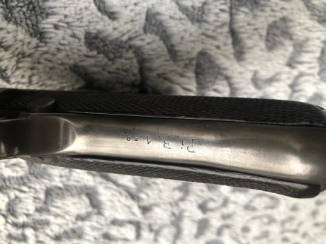 Vendo Luger P08 DWM de 1918, en buen estado y con números coincidentes. Las fotografías forman parte de 20