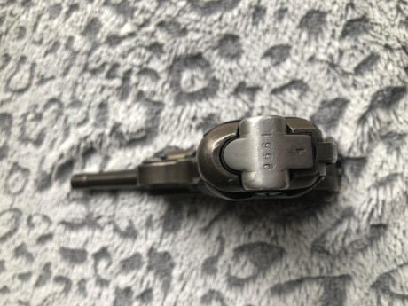 Vendo Luger P08 DWM de 1918, en buen estado y con números coincidentes. Las fotografías forman parte de 30