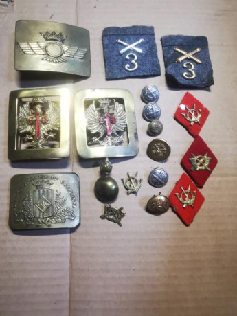 Conjunto de hebillas, botones e insignias del ejército español
Precio..... 190€
Muchas  gracias 01