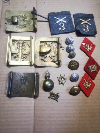 Conjunto de hebillas, botones e insignias del ejército español
Precio..... 190€
Muchas  gracias 00