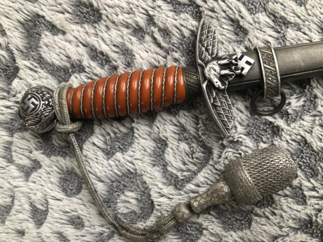 Vendo daga Luftwaffe 2º modelo que se implantó a partir de 1937. Las fotos sirven de descripción.
Pido 00