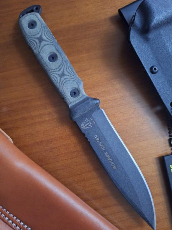 Pongo a la venta este cuchillo de la marca TOPS modelo Mohawk hunter. Con dos fundas, una de Kidex y otra 00