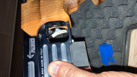 Buenas,se vende pistola pardini del 32sw,con dos cargadores y pieza de ayuda,la cacha es una M y esta 40