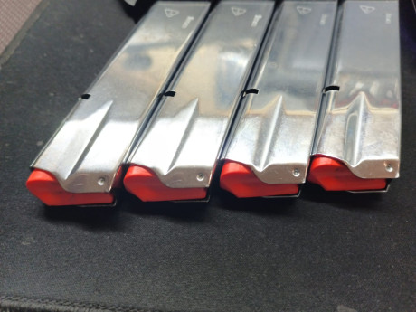 Vendo 4 cargadores marca Tanfoglio. Para 9mm. En perfecto estado, salvo 1 teja que tiene una pequeña grieta 00