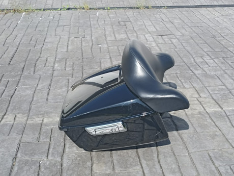 Cambio maleta trasera o top Case original Harley Davidson Tour Pak. 

Tiene un anclaje artesanal para 02