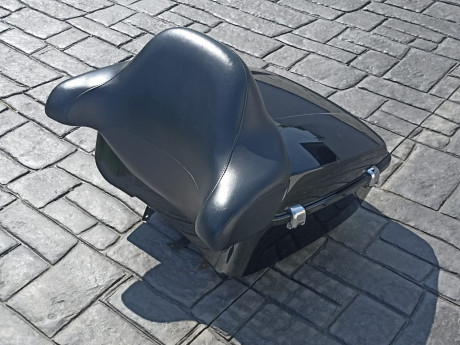 Cambio maleta trasera o top Case original Harley Davidson Tour Pak. 

Tiene un anclaje artesanal para 01