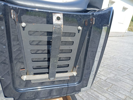Cambio maleta trasera o top Case original Harley Davidson Tour Pak. 

Tiene un anclaje artesanal para 00