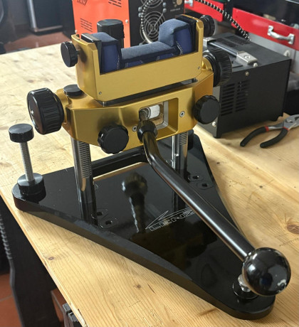 Hola.

Un compañero vende torreta Lenzi, está en Asturias. La vende con maletín rígido y no habría problema 00