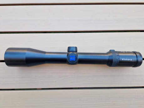 Hola, vendo visor Zeiss Victory 2.5-10×42 en muy buen estado, solo ligeras marcas de anillas. Retícula 12