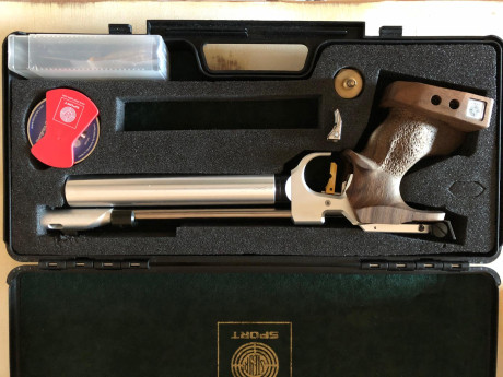 Pongo a la venta esta pistola, tiene dos años, se entrega con todo lo que trae cuando se compra en tienda. 02