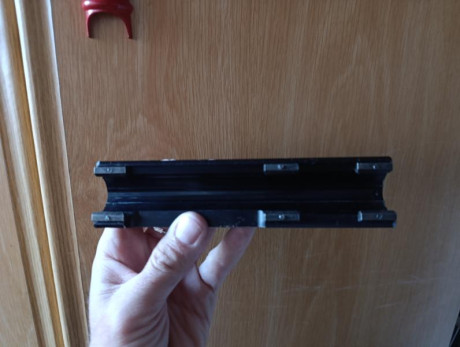 Vendo carril picatinny original santa bárbara, completo y tornillos en buen estado. Madrid 130€ se envía. 01