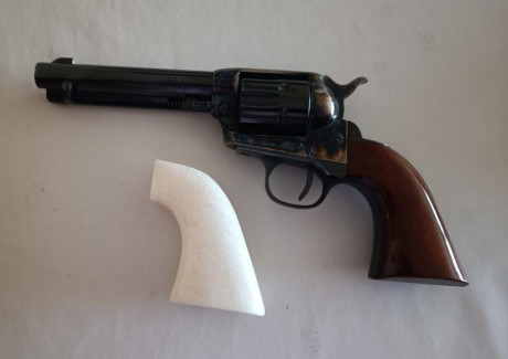 Vendo 2 revólveres Frontier 5,5" UBERTI en 44-40 y 22LR.

Con los certificados BOPE y Defensa para 01