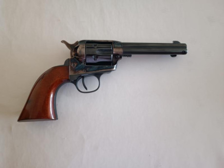 Vendo 2 revólveres Frontier 5,5" UBERTI en 44-40 y 22LR.

Con los certificados BOPE y Defensa para 20