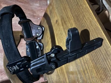 Buenasnoches. 
Vendo equipo para IPSC , compuesto por cinto  , dos portacargadores dobles de cuero monomhilera, 02