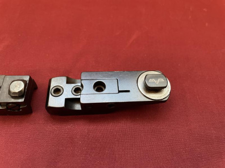 Buenos días,

A la venta pies Apel originales para carril Zeiss moderno. Vienen con marcaje EAW en ma 02