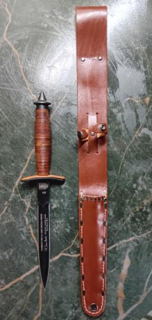Vendo cuchillo de combate de United cutlery réplica del cuchillo del colonel Aaron Bank. Con funda de 01