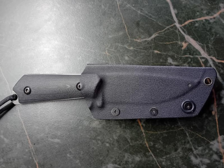 Vendo cuchillo marca splizman en acero D2, pavonado en negro con funda de kydex. Tiene 9 cms de hoja muy 02