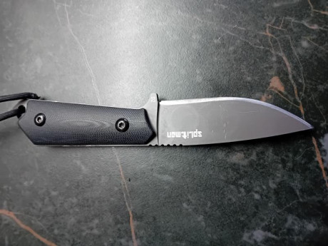 Vendo cuchillo marca splizman en acero D2, pavonado en negro con funda de kydex. Tiene 9 cms de hoja muy 01