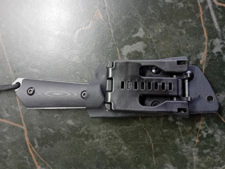 Vendo cuchillo marca splizman en acero D2, pavonado en negro con funda de kydex. Tiene 9 cms de hoja muy 00