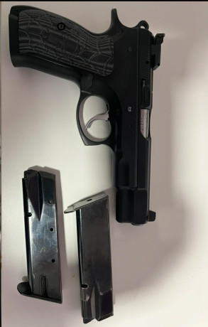Compañero vende pistola CZ 75 en perfecto estado con dos cargadores, calibre 9mm, sin uso, precio 450€ 01