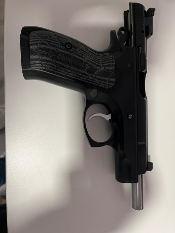 Compañero vende pistola CZ 75 en perfecto estado con dos cargadores, calibre 9mm, sin uso, precio 450€ 00