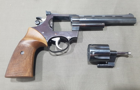 Vendo excelente revolver Korth de 6 pulgadas del cal 22lr por 1300€ transporte incluido.
VENDIDO.
Saludos. 22