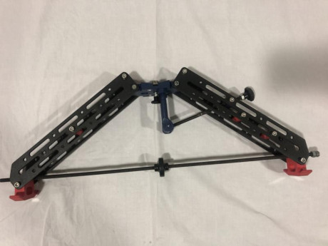 Se vende Bipode CNC
Súper estable,para alta competición 
225 euros 
Interesado por whasat 654 112360
Portes 22