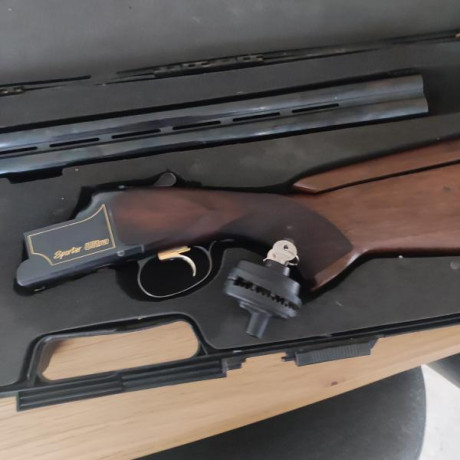 Se vende browning ultra sporter 71 de cañon ,culata regulable.
Tiene 5 chokes invector plus ,tres gatillos 22