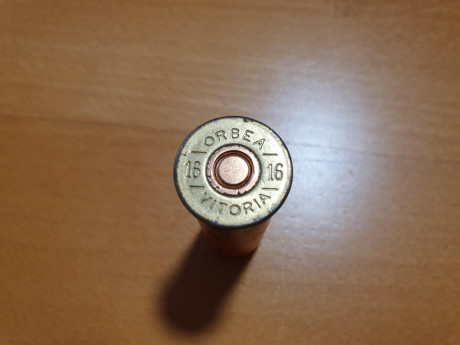 Saludos al foro.

Un amigo ha encontrado en casa de su anciano padre una caja de cartuchos de escopeta 01