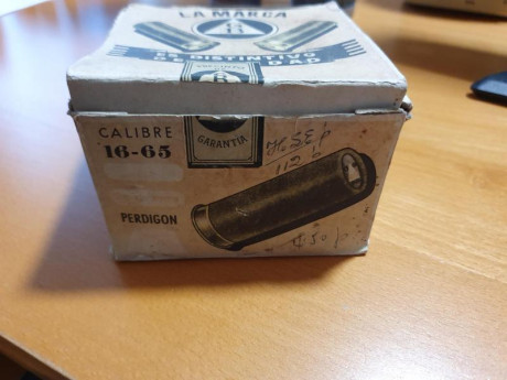Saludos al foro.

Un amigo ha encontrado en casa de su anciano padre una caja de cartuchos de escopeta 10
