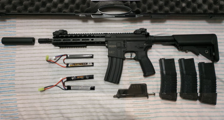 Vendo réplica de airsoft  AEG M4 Rossi Neptune 9" PMC Negra , incluyendo:
- Red Dot Abierto Holográfico 01