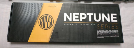 Vendo réplica de airsoft  AEG M4 Rossi Neptune 9" PMC Negra , incluyendo:
- Red Dot Abierto Holográfico 00