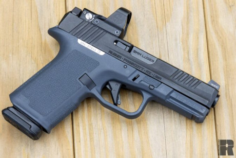 Otra que a partir del diseño de Glock, mejora lo que creen que conviene.

 En este caso: 
Ergonomía
Angulo 00
