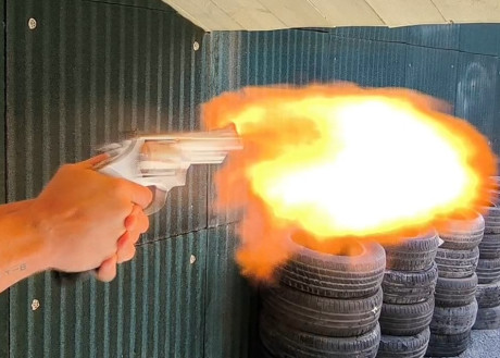 He comprado unas puntas de 250 gr. para el 44 Magnum, cargo la vaina con 24,5 gr de sp3 y me queda un 21