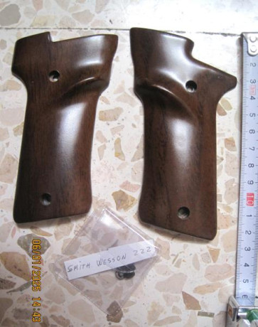 VENDO: 
 .. Varias cachas de armas cortas (pistolas), unas conocidas y otras si determinar ..

Iré colocando 10