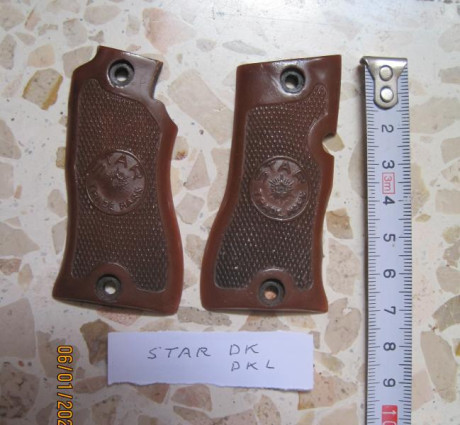 VENDO: 
 .. Varias cachas de armas cortas (pistolas), unas conocidas y otras si determinar ..

Iré colocando 40
