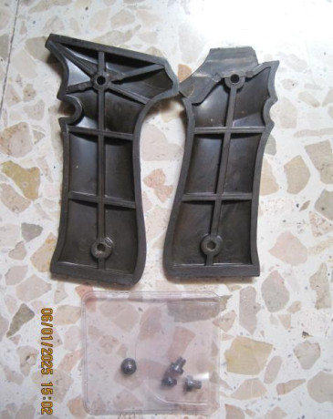 VENDO: 
 .. Varias cachas de armas cortas (pistolas), unas conocidas y otras si determinar ..

Iré colocando 71