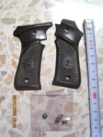 VENDO: 
 .. Varias cachas de armas cortas (pistolas), unas conocidas y otras si determinar ..

Iré colocando 70