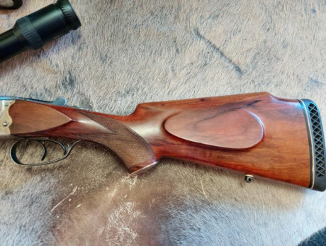 Se vende rifle Express Merkel 9,3x74R
Monturas de uñas
Visor Zeiss
Doble alza y punto de mira customizado.
Doble 00