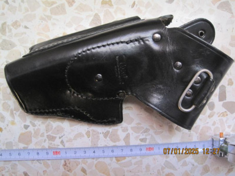 VENDO:

 -- Variedad de fundas de armas cortas.

En cada foto (anverso/reverso), se colocaría el precio 91